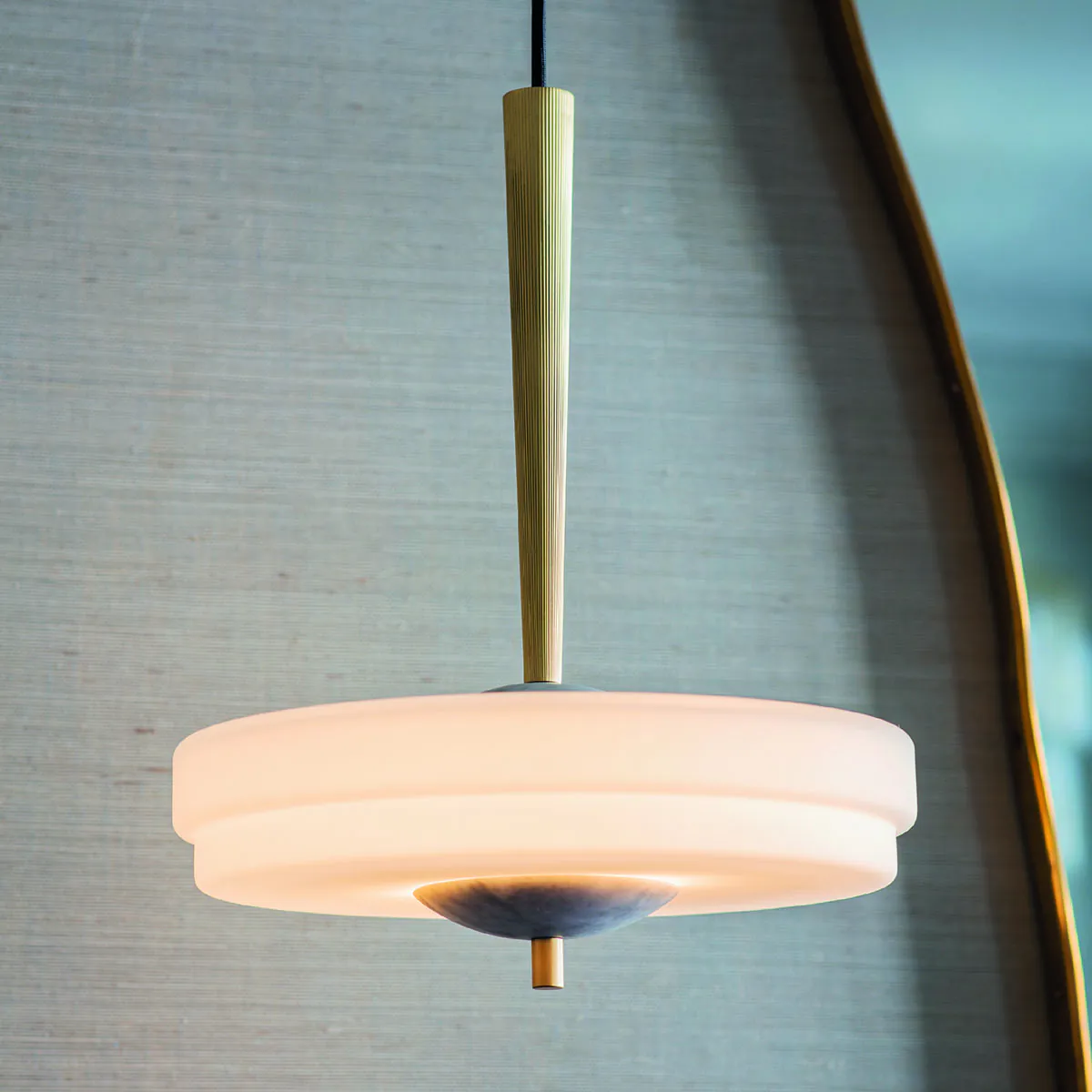 Perfekt für Esszimmer oder Lounge: Bert Frank Trave Pendelleuchte, Ø: 30 cm, Weiß aus Messing und Glas und Marmor – blendfreies Licht