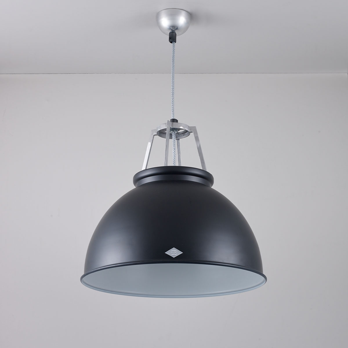 Titan Size 3 Pendelleuchte, Ø: 45,5 cm, Schwarz, Innen Weiß