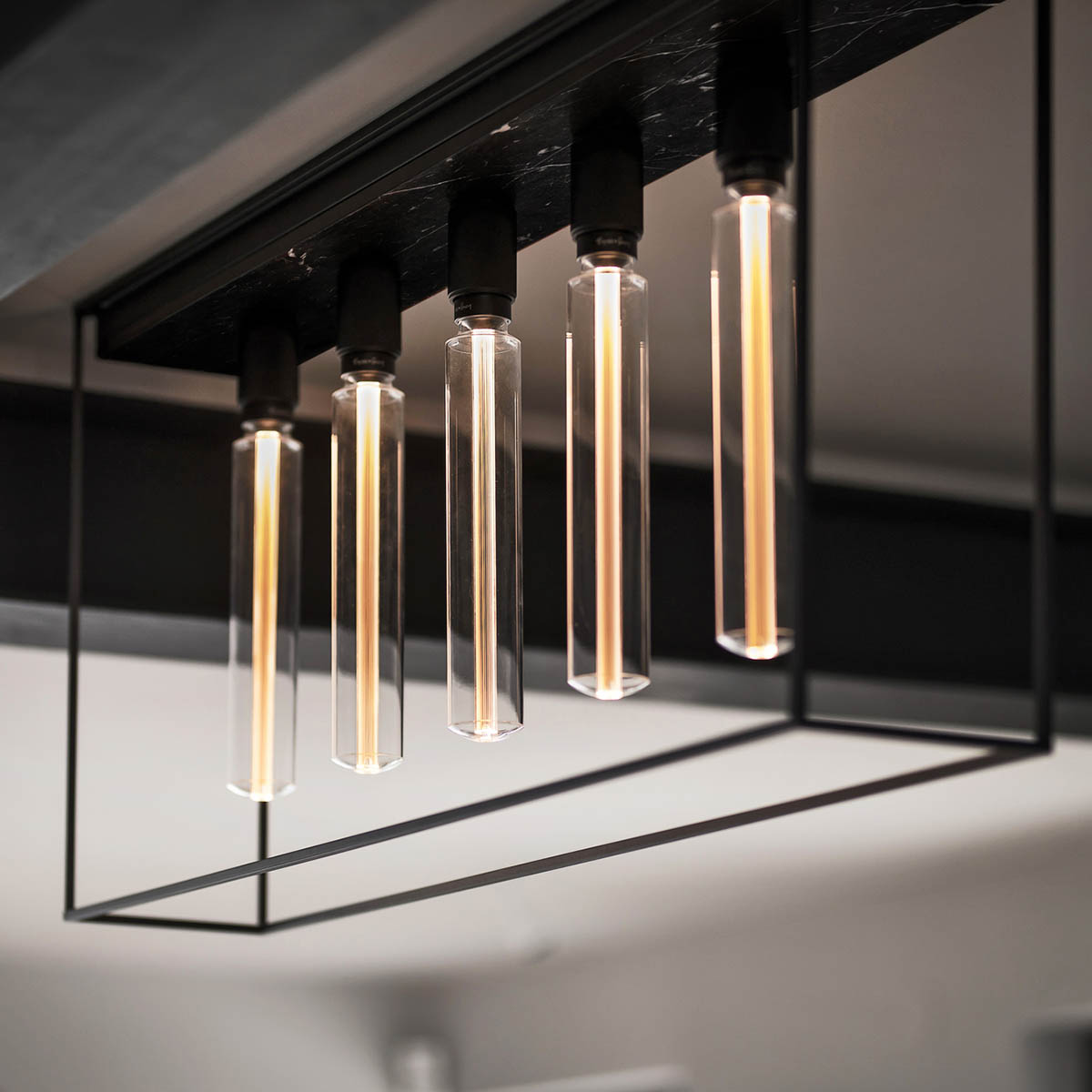buster-punch-caged-ceiling-mood-02 Buster + Punch Caged Ceiling Deckenleuchte mit Marmor, 5.0, Weißer Marmor