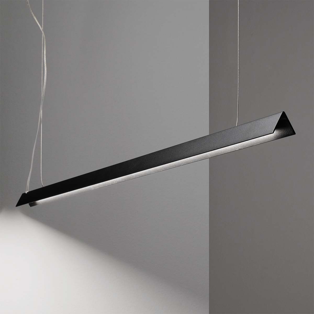 V-line SP Pendelleuchte, L: 110 cm, Weiß V-line SP Pendelleuchte, L: 110 cm, Schwarz