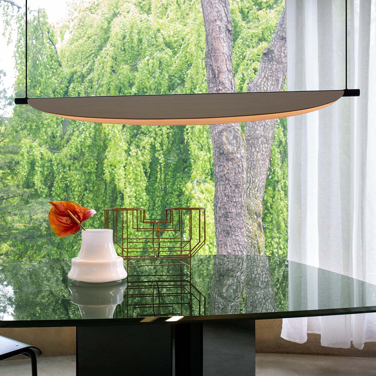 TOOY_Thula_562_23_mood TOOY Thula 562.23 Pendelleuchte, L: 134 cm, H: 11 cm, Sandschwarz / Nickel satiniert, Helle Eiche