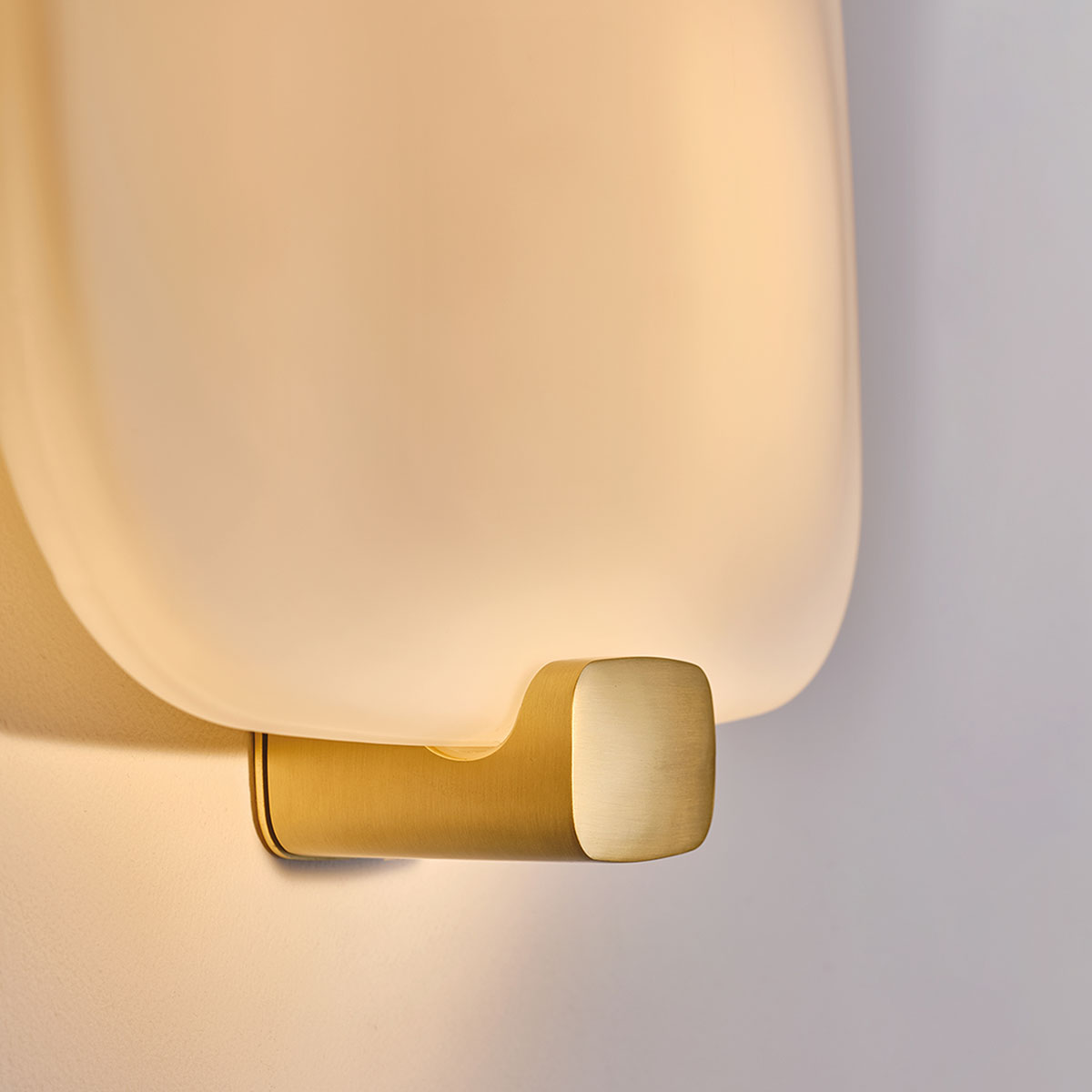 Light me Tender Wandleuchte IP44 Horizontal in Gold Weiß – elegante Designerlampe des Herstellers DCW Editions passt perfekt in den Treppenaufgang auch für Badezimmer geeignet