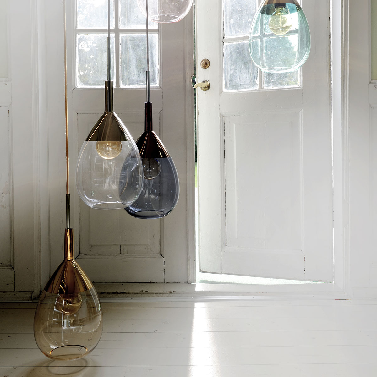 Lute Pendelleuchte S Ø 14 cm, Topaz Blue, Gold Lute Pendelleuchte L Ø 22 cm, Topaz Blue, Gold