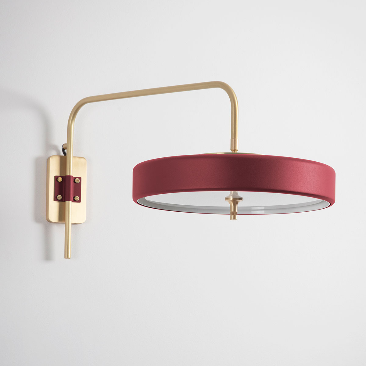goldfarbene Oberfläche und metallische Oberfläche und Polycarbonat Leuchte von Bert Frank – Revolve Wandlampe, T: 63 cm, Rot, Messing poliert, geometrische Formen, atmosphärisches Licht
