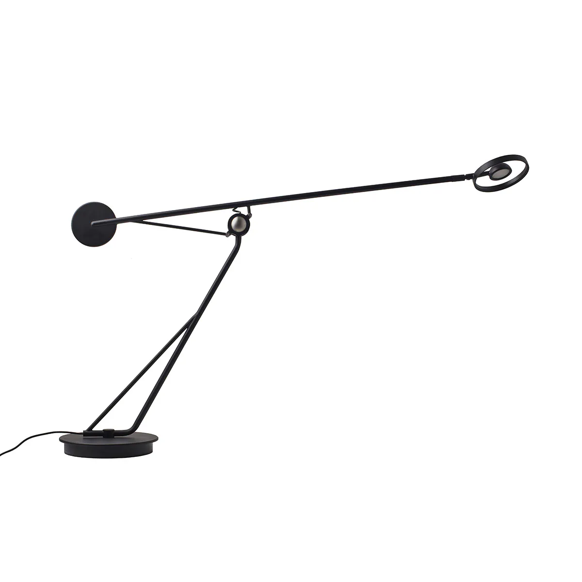 Aaro Tischleuchte in Schwarz – elegante Designerlampe aus dem Hause DCW Editions passt perfekt auf den Beistelltisch