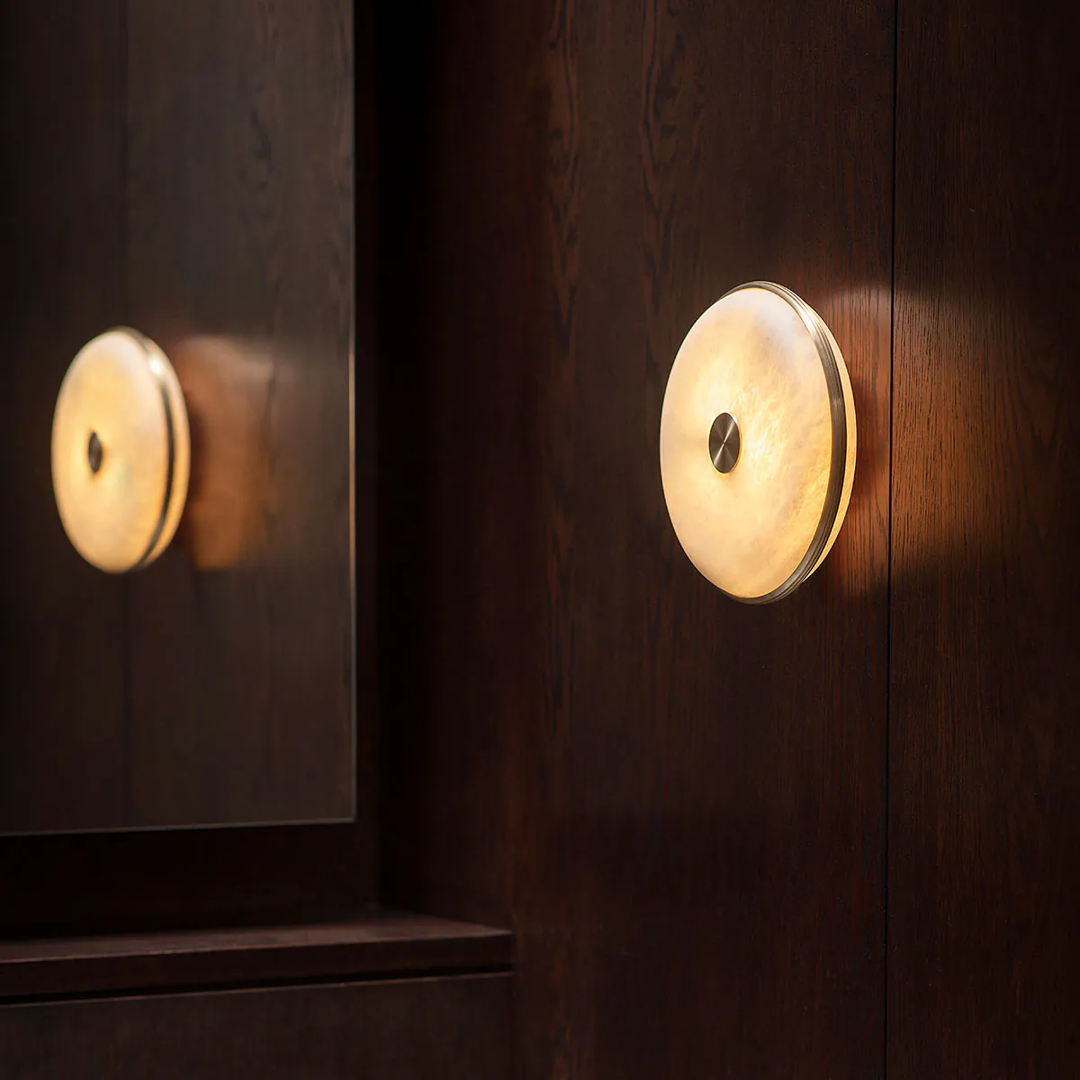 Perfekt für Flur oder Schlafzimmer: Bert Frank Beran Wandleuchte, Nickel satiniert, Ø: 36 cm aus goldfarbene Oberfläche und naturbelassener Alabasterstein – sanftes Licht