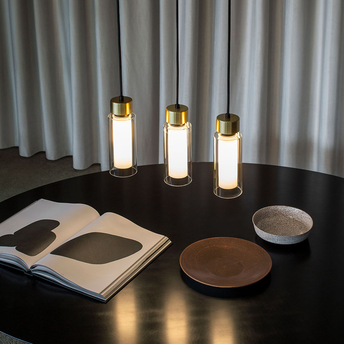 Osman 560.21 Pendelleuchte , Schwarz Matt / Schwarz Chrom & Rauchglas