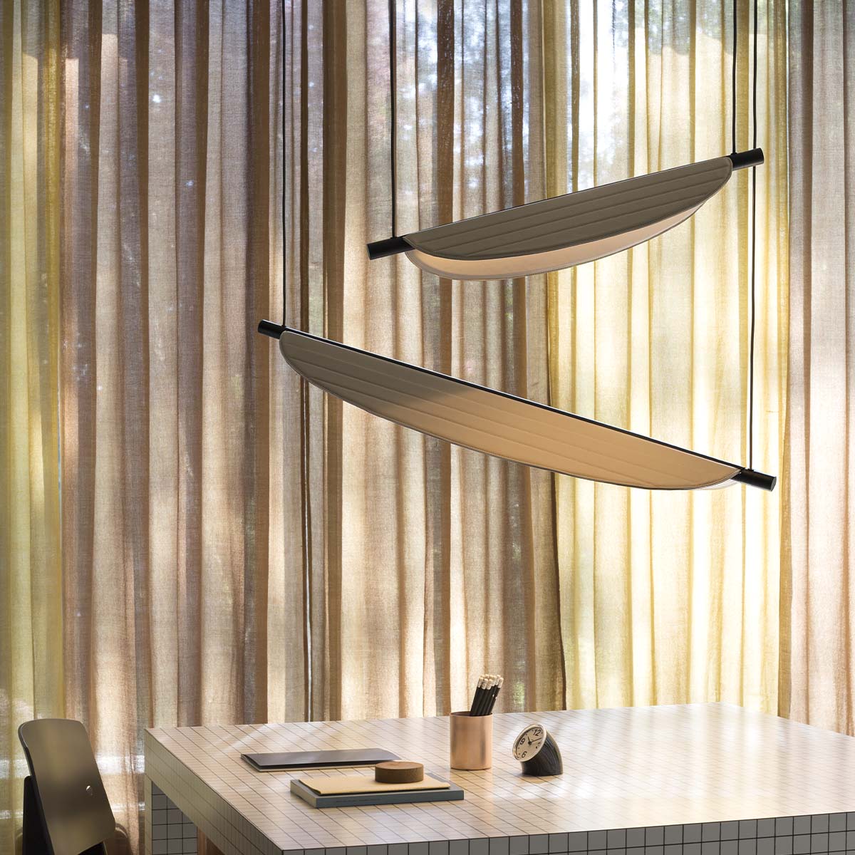 TOOY Thula 562.21 Pendelleuchte, L: 67 cm, H: 11 cm, Sandschwarz / Nickel satiniert, Helle Eiche