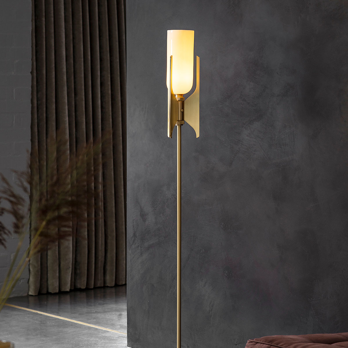 Luxusleuchten aus Großbritannien: Bert Frank Pennon Standlampe, H: 140,5 cm, Messing gebürstet, Messing und Porzellan, britische Luxusleuchte, gleichmäßige Beleuchtung Bert Frank Pennon Stehleuchte, H: 140,5 cm, Bronze aus gebürstetes Messing und Porzellan – britische Luxusleuchte, sanftes Licht