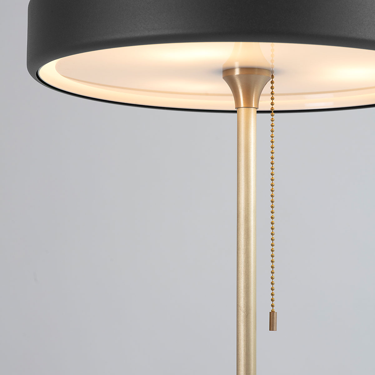 Bert Frank Revolve Stem Standlampe, H: 130 cm, Schwarz, Messing poliert aus goldfarbene Oberfläche und gebürstetes Aluminium und Polycarbonat – handgefertigt in Birmingham, blendfreies Licht, ikonische Revolve-Serie im Art Déco Stil