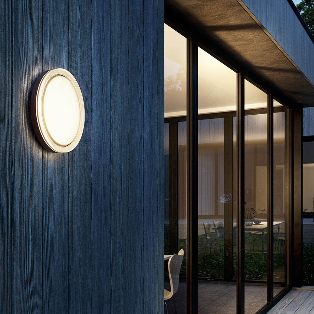 Runde Wandleuchte folienkaschiert mit Nummer für außen an der Wand befestigt