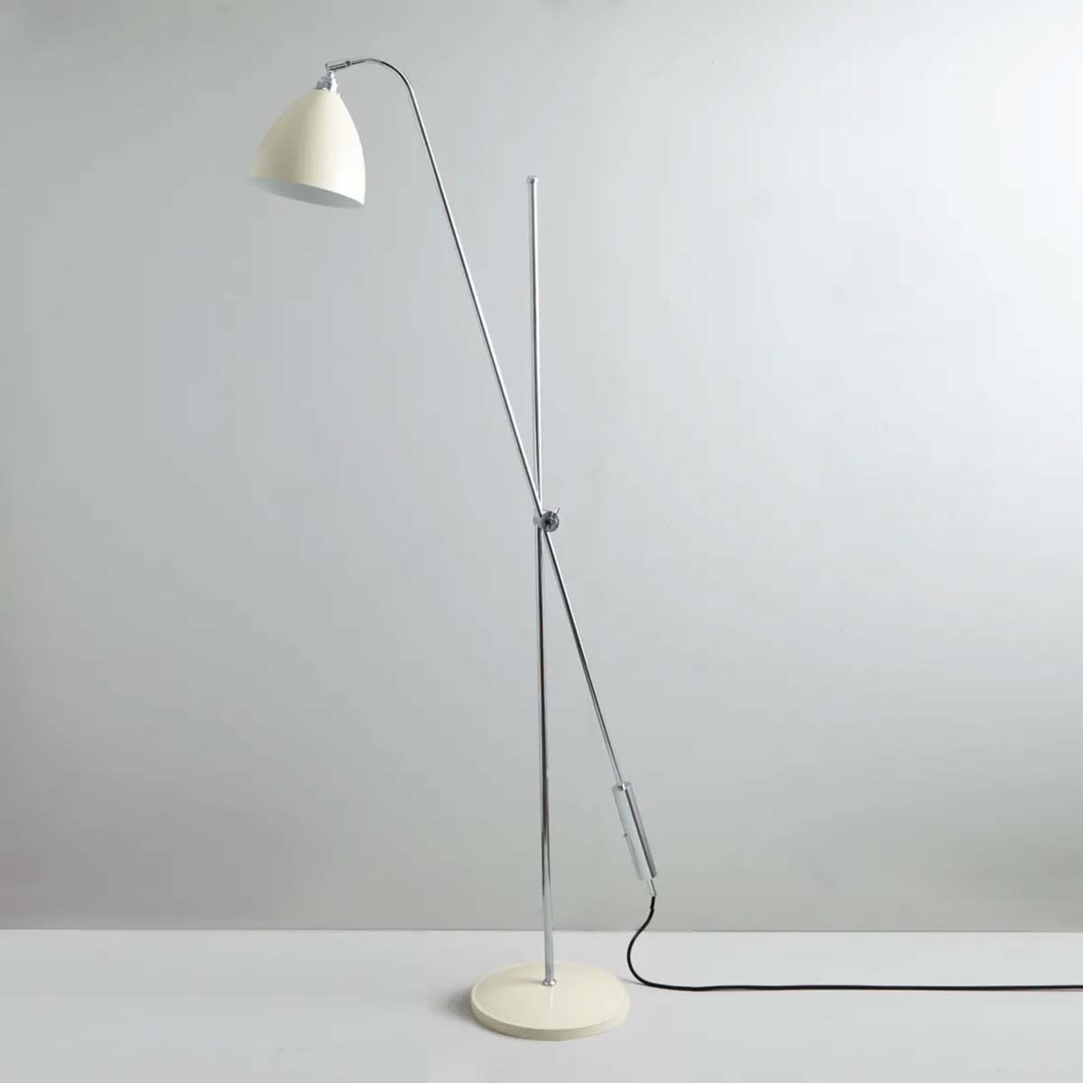 Task Overreach Stehleuchte, H: 210 - 250 cm, Cremeweiß
