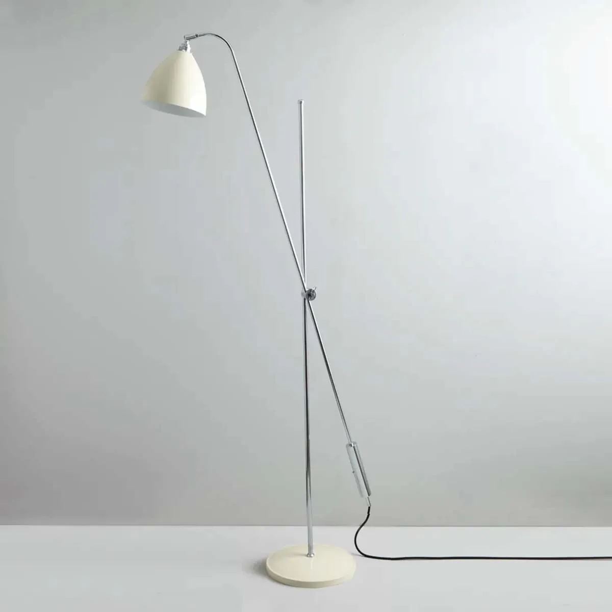 Task Overreach Stehleuchte, H: 210 - 250 cm, Cremeweiß Task Overreach Stehleuchte, H: 210 - 250 cm, Cremeweiß