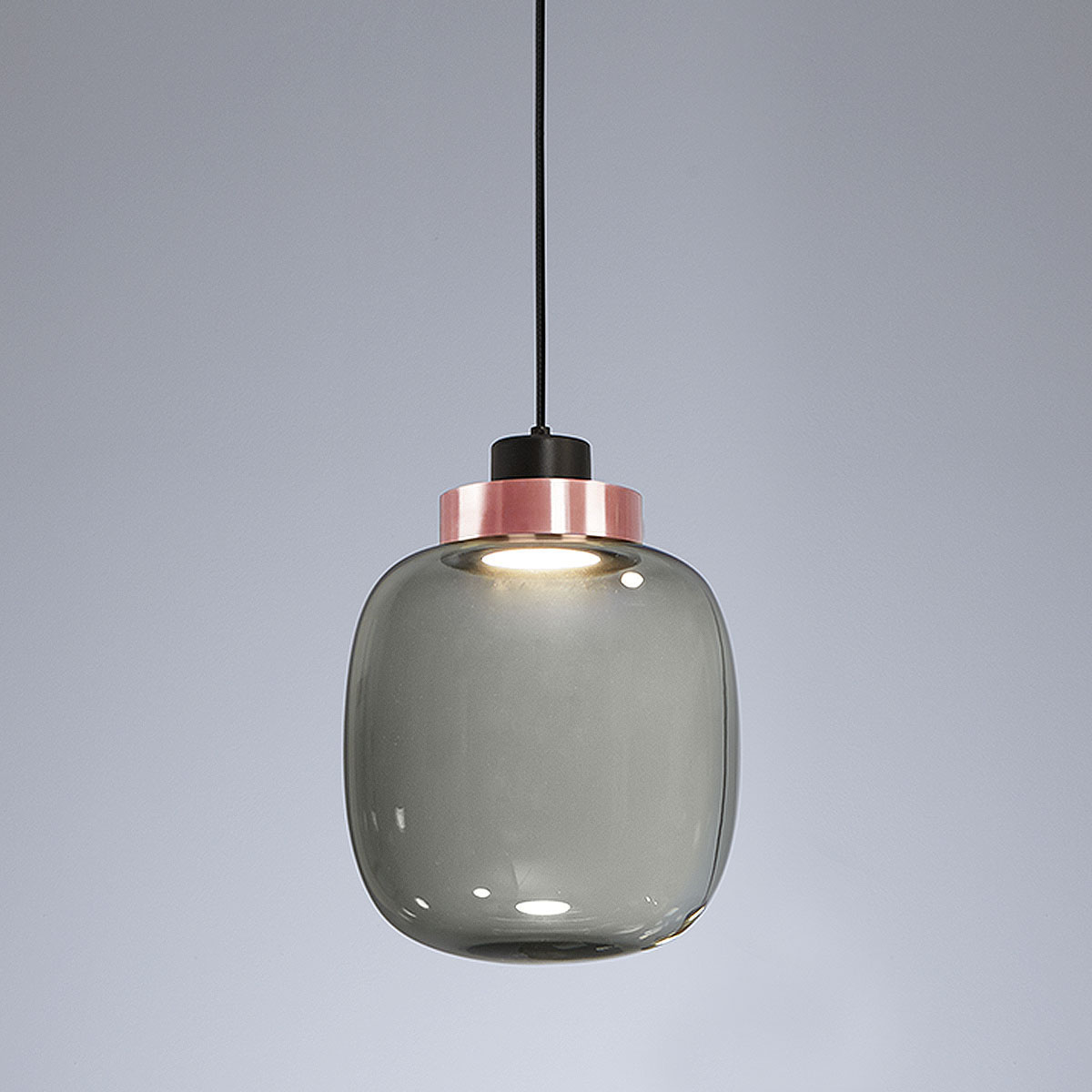 Legier 557.22 Pendelleuchte, Schwarz & Kupfer, Rauchglas Legier 557.22 Pendelleuchte, Schwarz & Kupfer, Rauchglas