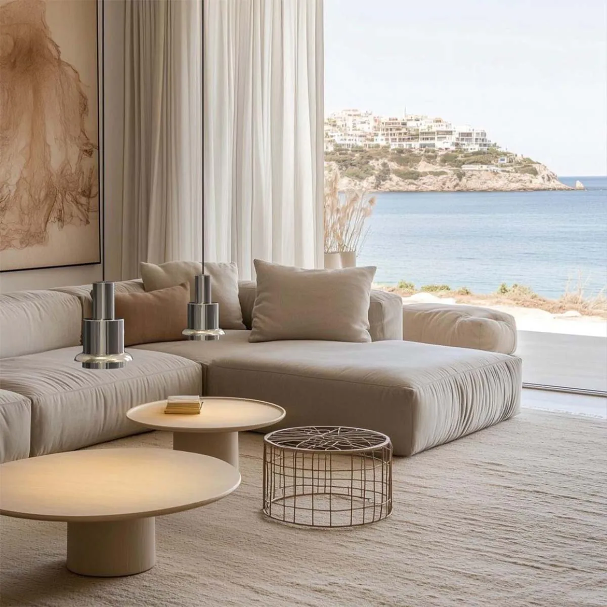 DCW Editions Chaumont 190 Pendelleuchten im Wohnzimmer mit Meerblick – zwei elegante Nickel-Leuchten auf einem beigen Sofa, stilvoller Akzent in heller Strandvilla DCW Editions Chaumont 190 Pendelleuchten im Wohnzimmer mit Meerblick – zwei elegante Nickel-Leuchten auf einem beigen Sofa, stilvoller Akzent in heller Strandvilla