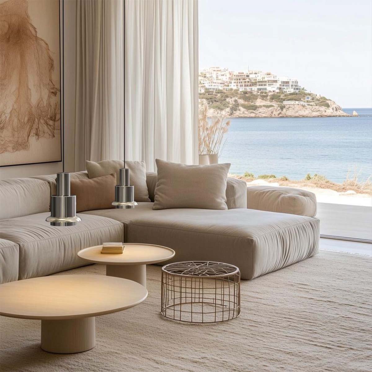 DCW Editions Chaumont 190 Pendelleuchten im Wohnzimmer mit Meerblick – zwei elegante Nickel-Leuchten auf einem beigen Sofa, stilvoller Akzent in heller Strandvilla