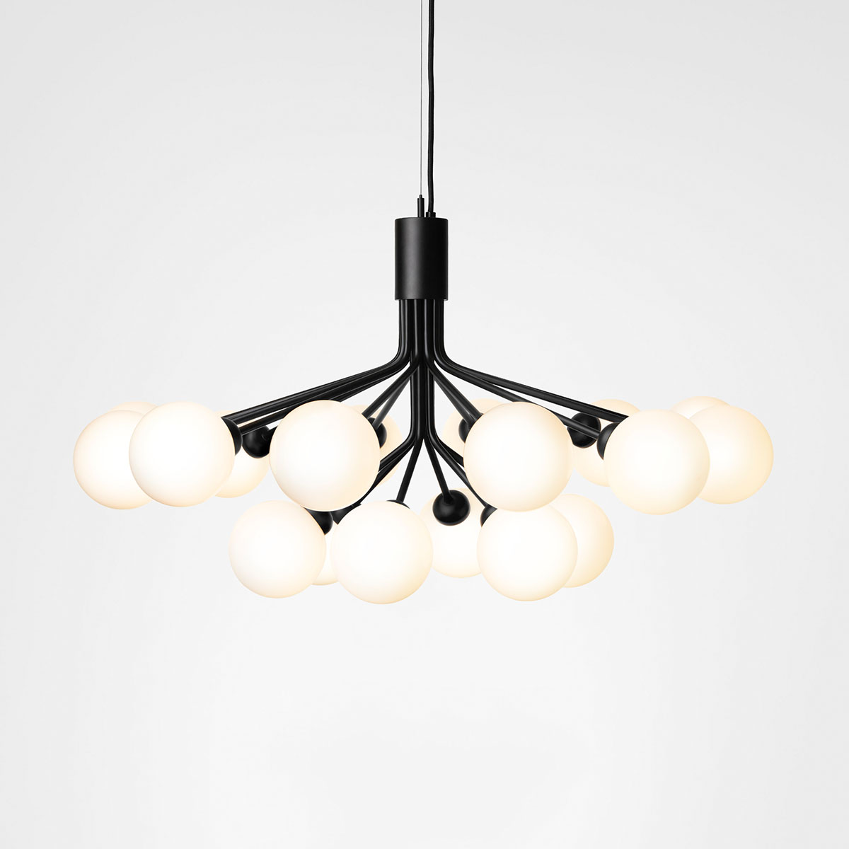 Apiales 18 Pendelleuchte, Ø: 89 cm, Schwarz satiniert & Opalglas Apiales 18 Pendelleuchte, Ø: 89 cm, Schwarz satiniert & Opalglas