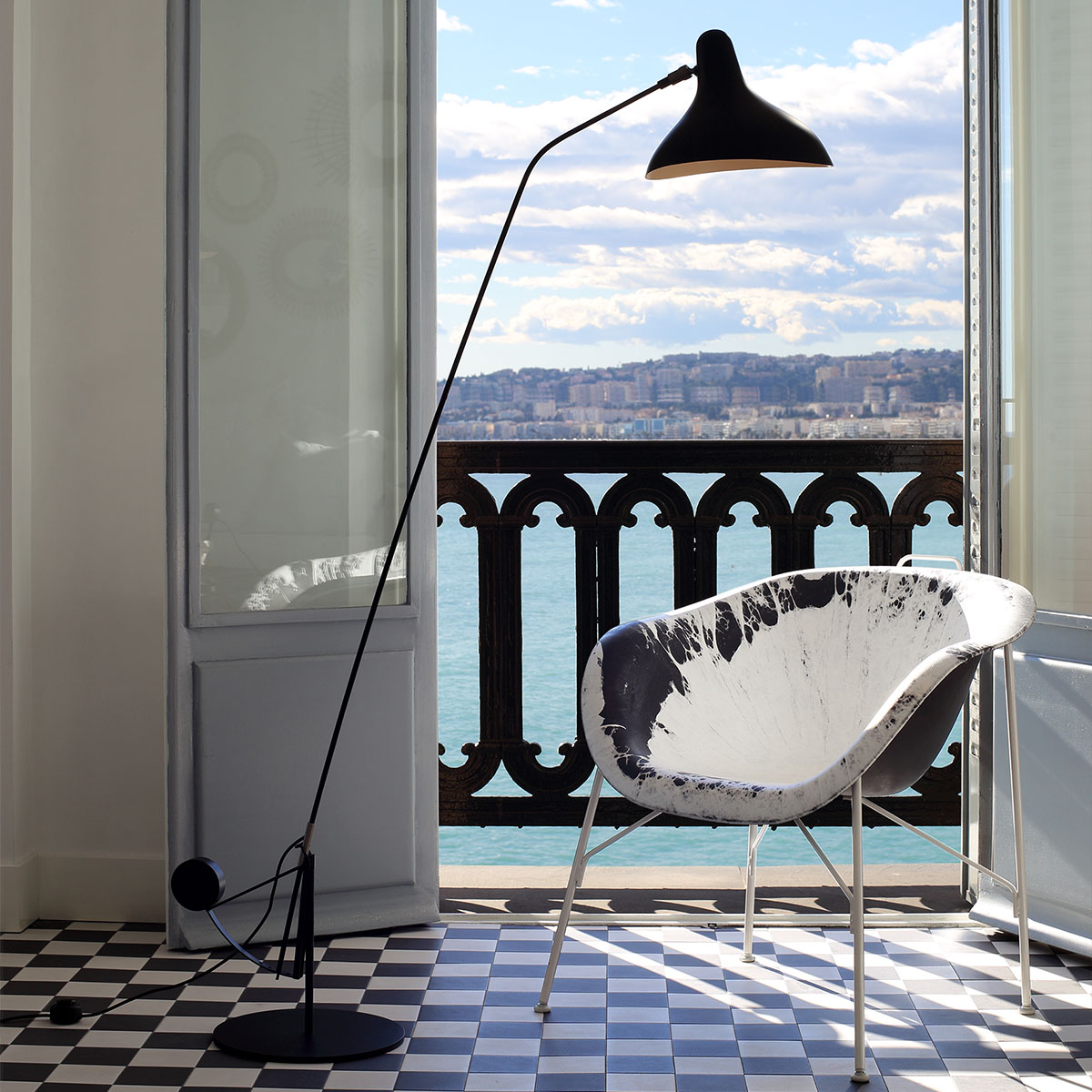 Mantis BS1 B Stehleuchte, H: 150 - 165 cm Runder Fuß in Schwarz – zeitlose Designerleuchte des Herstellers DCW Editions ideal im Schlafzimmer