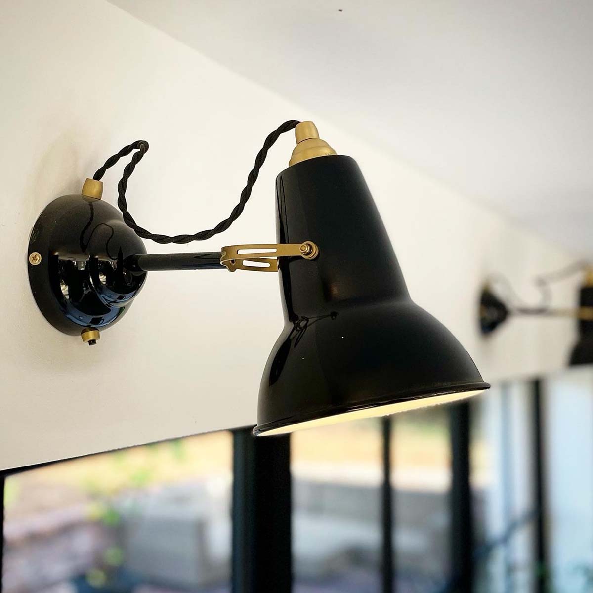 Anglepoise Original 1227 Wandleuchte, Ø: 13 cm, H: 16 cm im Wohnambiente: dezente Wandlampe im Schlafzimmer mit weichem Licht und minimalistischem skandinavischem Ambiente. Anglepoise Original 1227 Wandleuchte, Ø: 13 cm, H: 16 cm im Wohnambiente: dezente Wandlampe im Schlafzimmer mit weichem Licht und minimalistischem skandinavischem Ambiente.