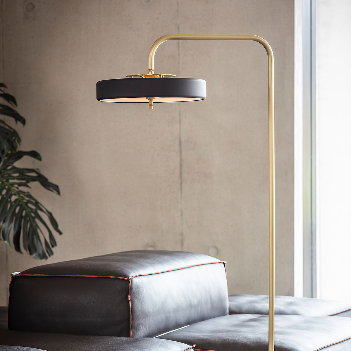 Perfekt für Wohnzimmer oder Leseecke: Bert Frank Revolve Stehleuchte, H: 140 cm, Schwarz, Messing poliert aus poliertes Messing und gebürstetes Aluminium und Polycarbonat – blendfreies Licht