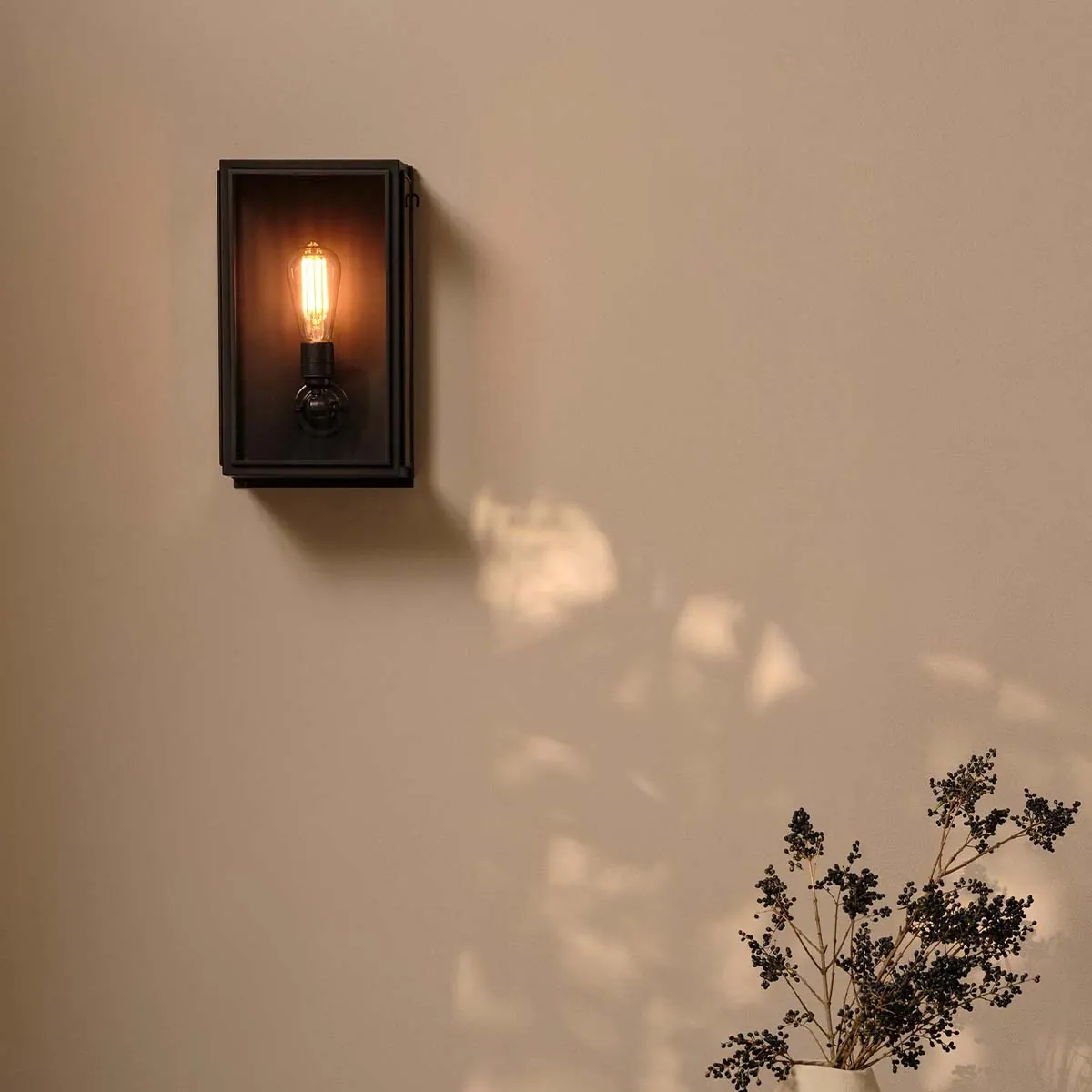 Original BTC Box Wall 7642 Wandleuchte Patiniertes Messing & Mattglas H: 36 cm, von außen verglast