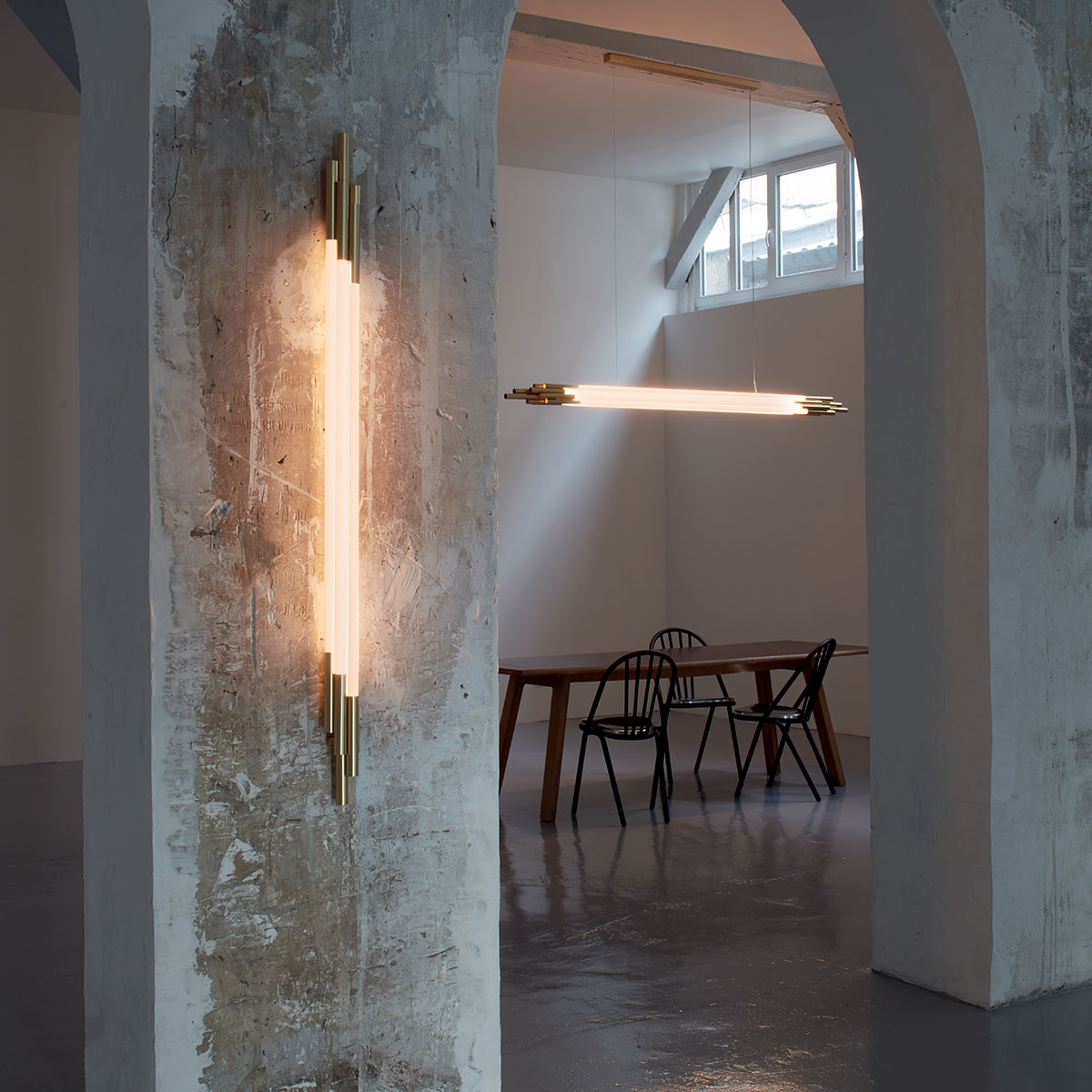 Org Wall Wandleuchte H: 150 cm in Gold Weiß – hochwertige Designerleuchte aus dem Hause DCW Editions passt perfekt in den Treppenaufgang