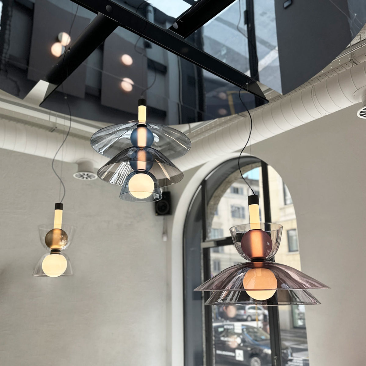 Penta Light Gems Tall Pendelleuchte Designerleuchte – mundgeblasenes Glas in Warm neutral, ästhetische Formsprache, warmes Licht, bringt Atmosphäre ins Wohnzimmer, ideal über Esstisch, Küche oder Wohnzimmer Penta Light Gems Short Pendelleuchte Pendelleuchte – handgefertigtes Glas in Warm color, puristisches Design, angenehmer Lichtschein, bringt Atmosphäre ins Wohnzimmer, ideal über Esstisch, Küche oder Wohnzimmer