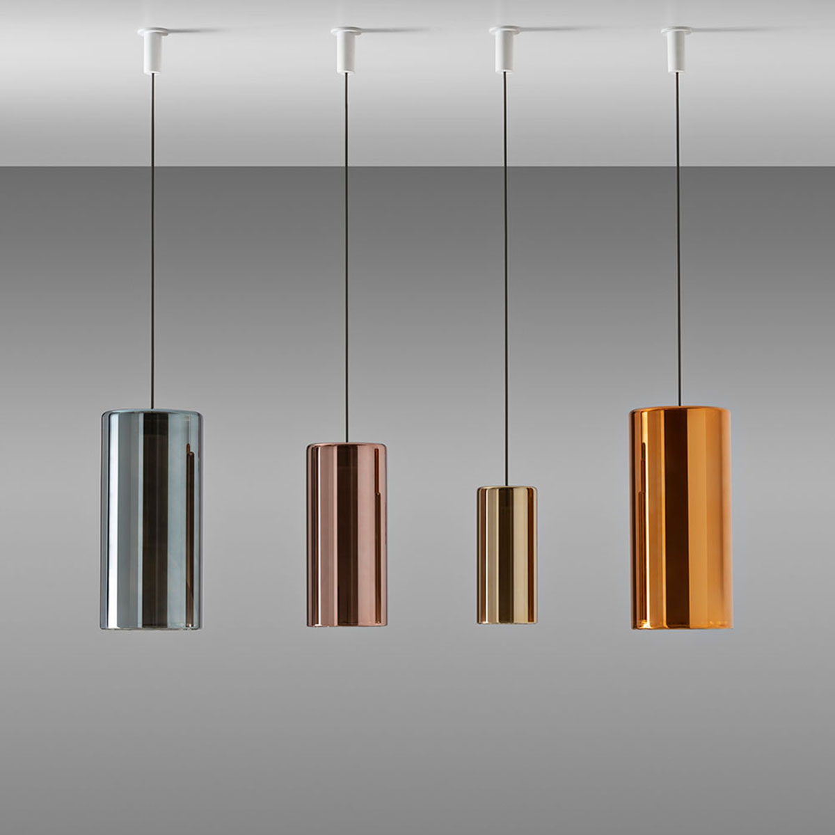 Penta Light Lit 1912-23 Large Pendelleuchte Glaspendel – Glaskugel in Gold Glas, mundgeblasen, zeitlose Eleganz, atmosphärisches Leuchten,, ideal über Esstisch, Küche oder Wohnzimmer Penta Light Lit 1912-21 Small Pendelleuchte Hängelampe – handgefertigtes Glas in Violet Glas, elegantes Designstück, angenehmer Lichtschein, ideal für das Wohnzimmer, exklusive Designerleuchte von Penta Light, ideal über Esstisch, Küche oder Wohnzimmer