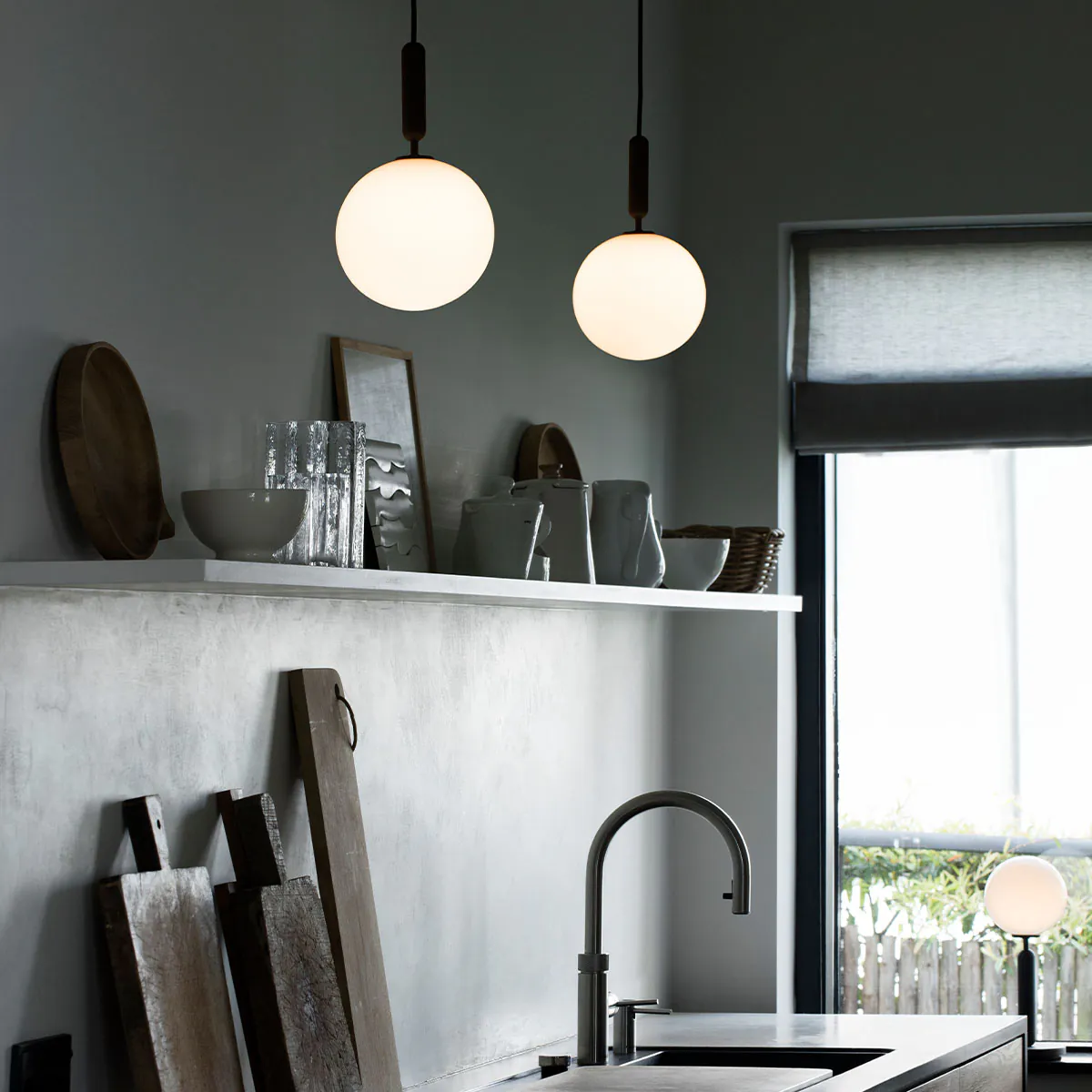 Nuura Miira 1 Large Pendelleuchte, Ø: 20 cm Tropfenleuchte – in Messing, in Weiß, organische Formensprache, warmem Licht, ideal für über dem Esstisch