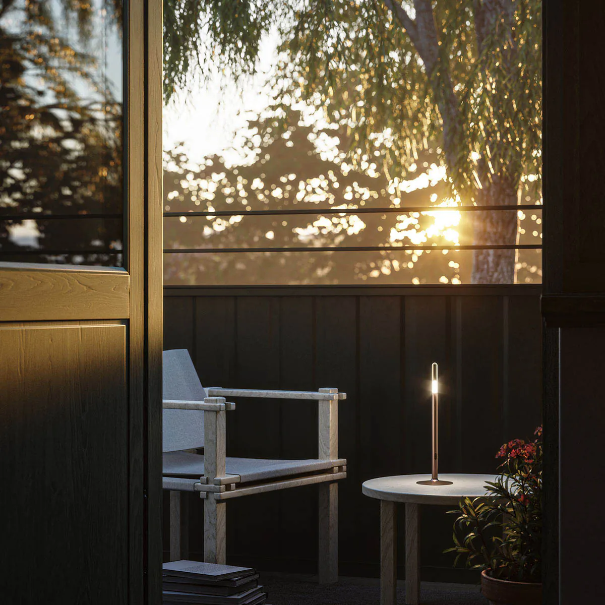 Stabförmige kleine Akku Tischleuchte ohne Kabel im Garten