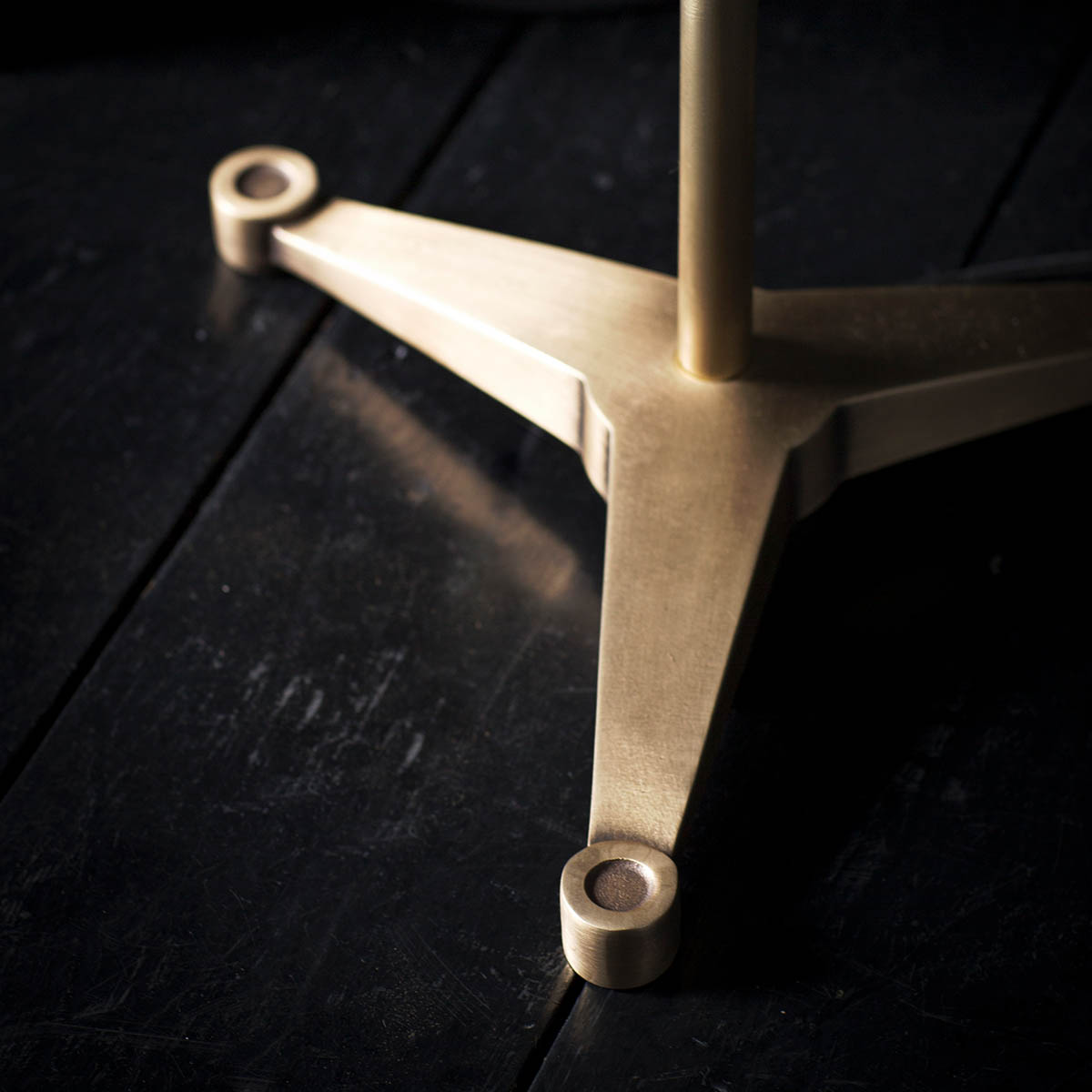 blendfreies Licht: Bert Frank Pugil Standlampe, H: 147,5 cm, 6-flammig – gefertigt aus gebürstetes Messing und Textil, traditionell gefertigt