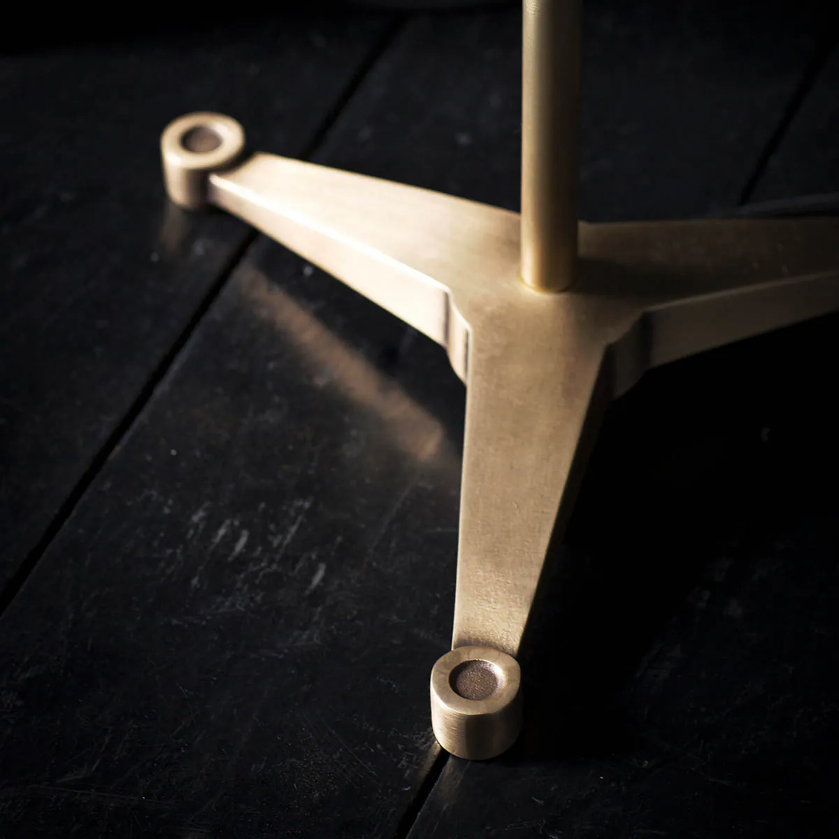 blendfreies Licht: Bert Frank Pugil Standlampe, H: 147,5 cm, 6-flammig – gefertigt aus gebürstetes Messing und Textil, traditionell gefertigt