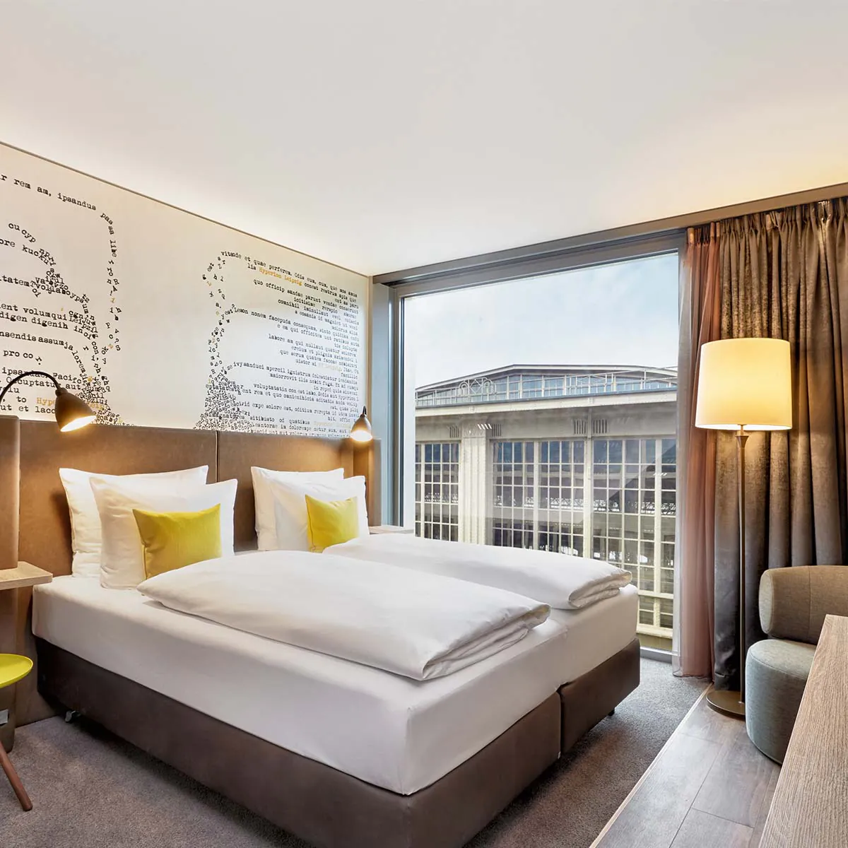 Moderne schwarze Wandleuchte im Schlafzimmer neben dem Bett hängend