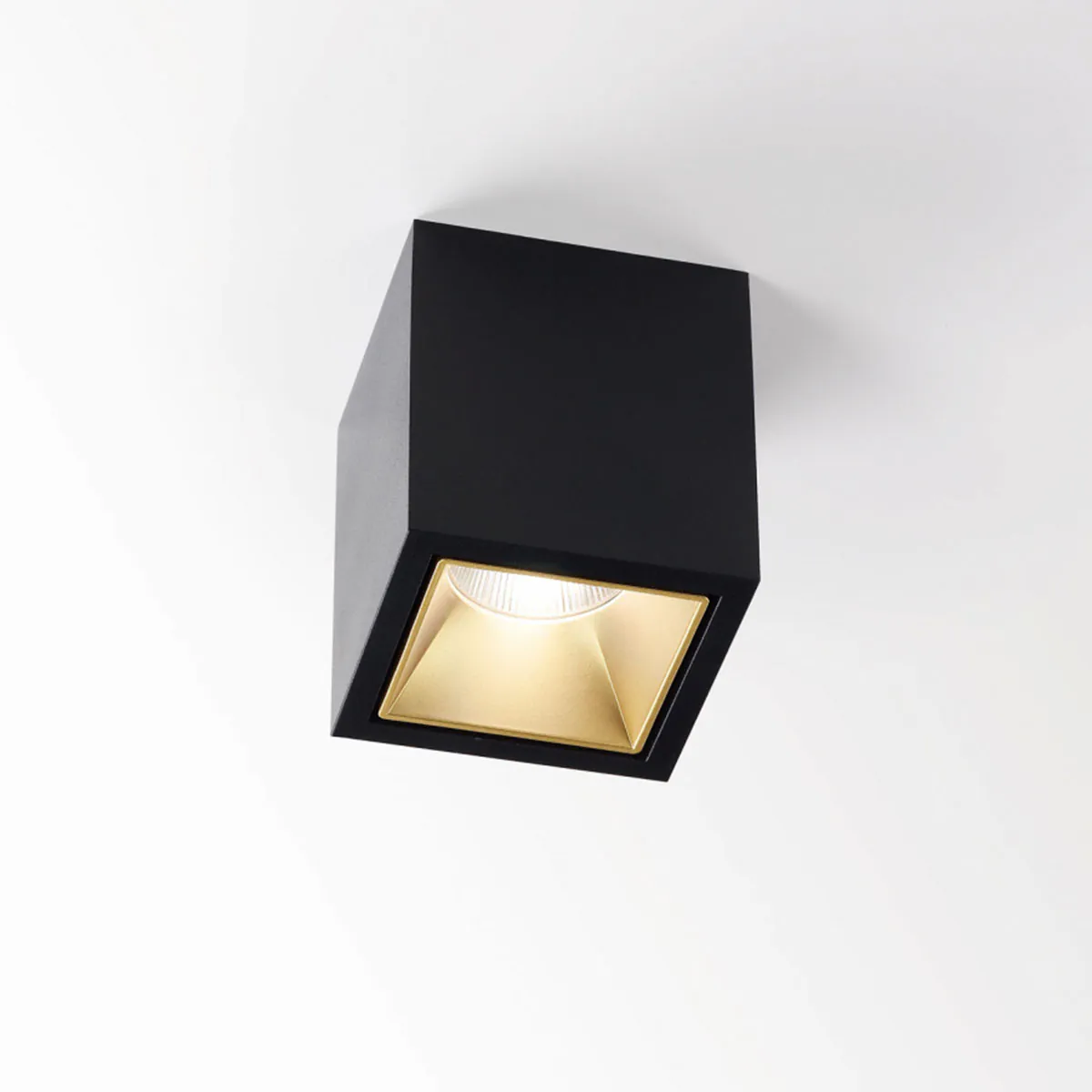 Boxy L+ LED 92733 DIM8 B-MMAT Aufbaustrahler, 2700K, Schwarz, Gold - Ausstellungsstück Boxy L+ LED 92733 DIM8 B-MMAT Aufbaustrahler, 2700K, Schwarz, Gold - Ausstellungsstück