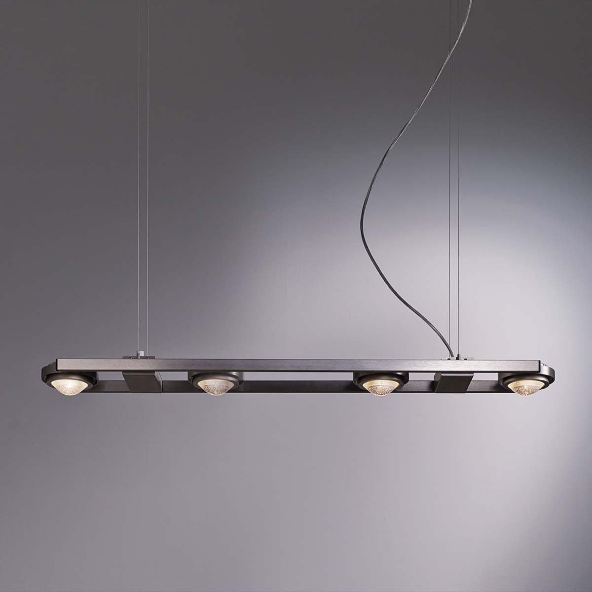Licht im Raum Ocular 4 Pendelleuchte, L: 86 cm, B:13,8 cm, Gebürstet Moderne und längliche Pendelleuchte gebürstet mit vier Linsen