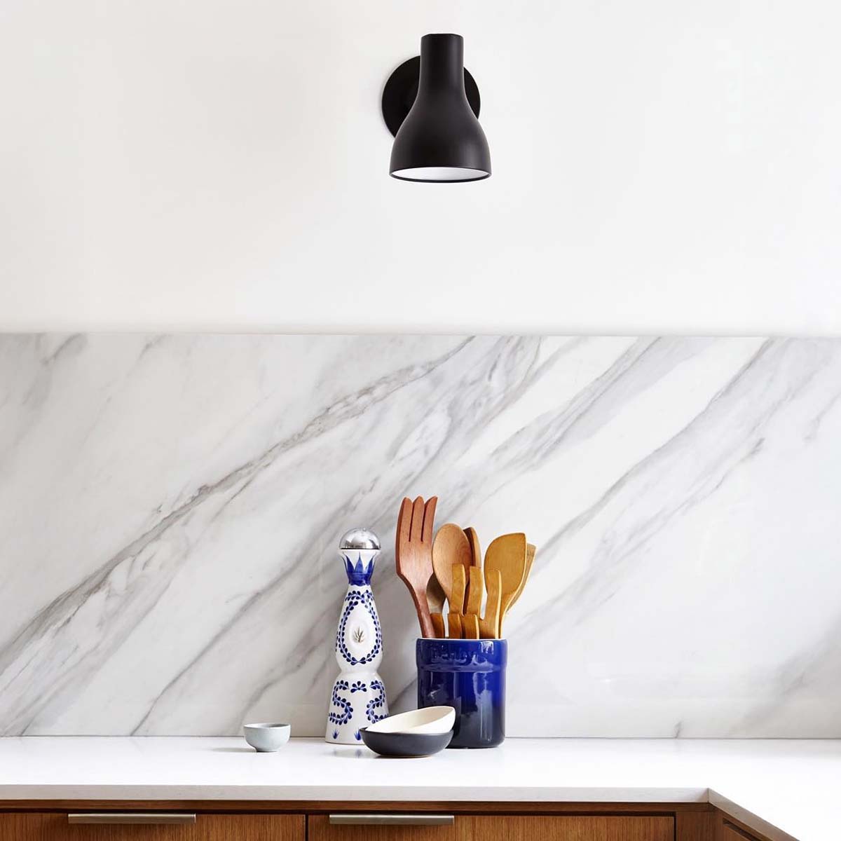 Anglepoise Type 75 Wandleuchte, Ø: 14,5 cm, H: 19,2 cm im Wohnambiente: schwarze Wandleuchten in moderner Küche mit Marmorrückwand und warmen Holzelementen.
