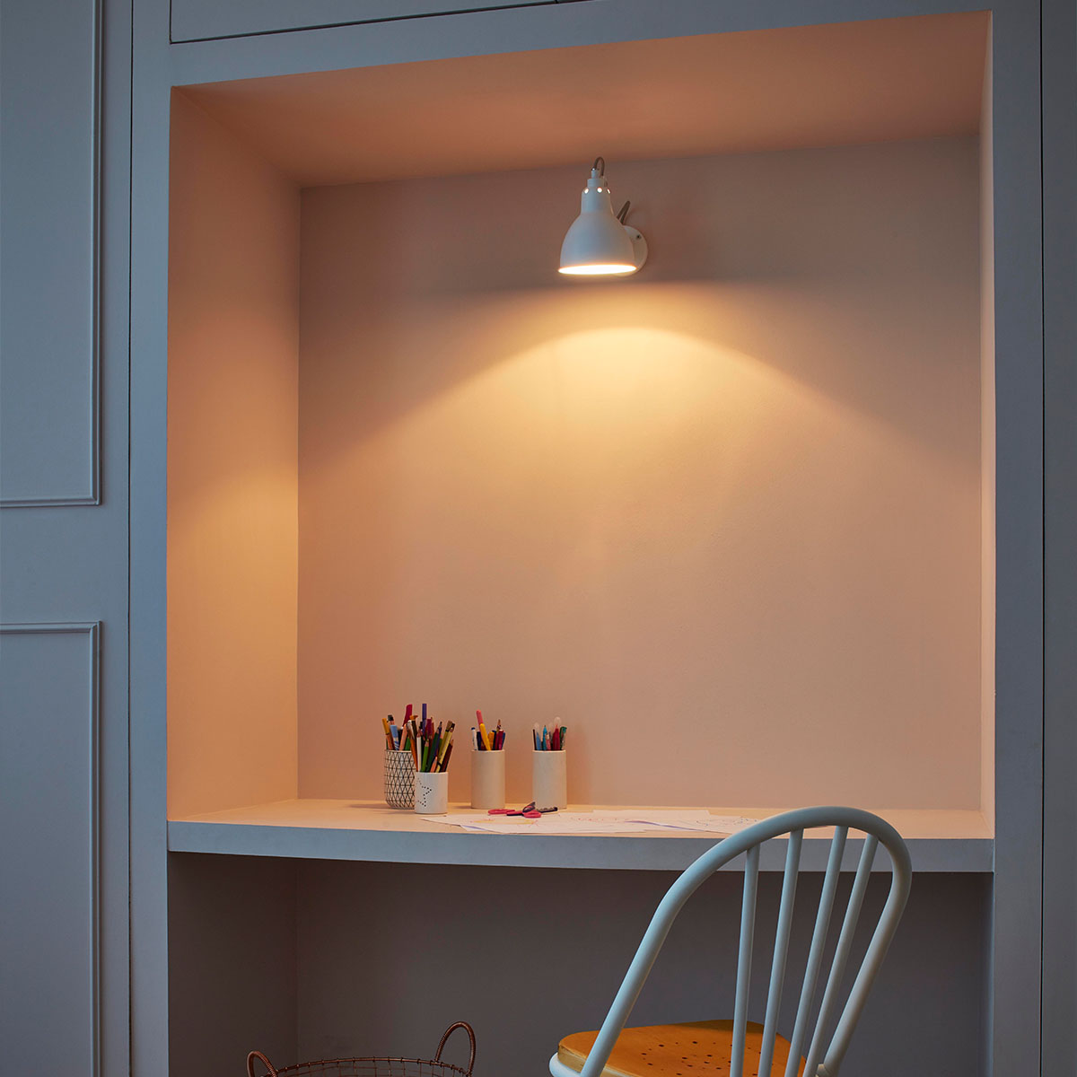 Lampe Gras N° 304 SW Wandleuchte, T: 15 cm Schwarz, Schirm Messing Rund in Schwarz Messing – stilvolle Designerleuchte aus dem Hause DCW Editions ideal im Schlafzimmer