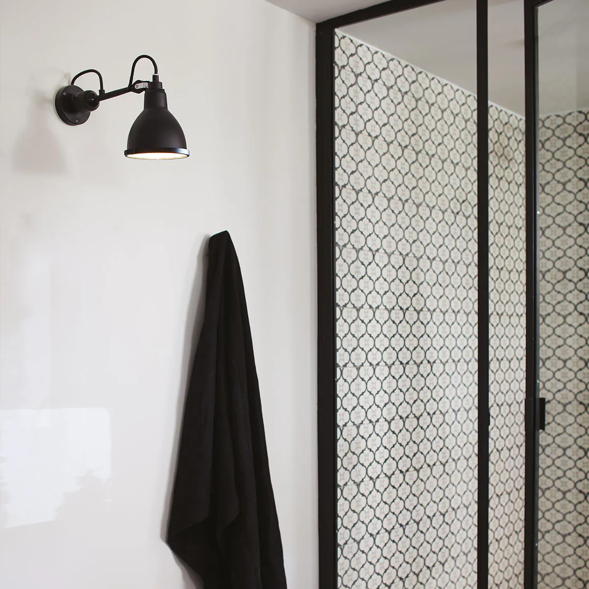 Lampe Gras N° 304 Bathroom CL II Wandleuchte, T: 15 cm Schwarz, Schirm Kupfer roh, Weiß in Schwarz Kupfer – hochwertige Designerlampe von DCW Editions geeignet für den Eingangsbereich auch für Badezimmer geeignet