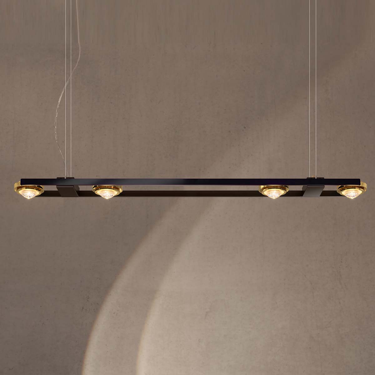 Moderne und längliche Pendelleuchte mit vier Linsen in der Farbe schwarz & gold