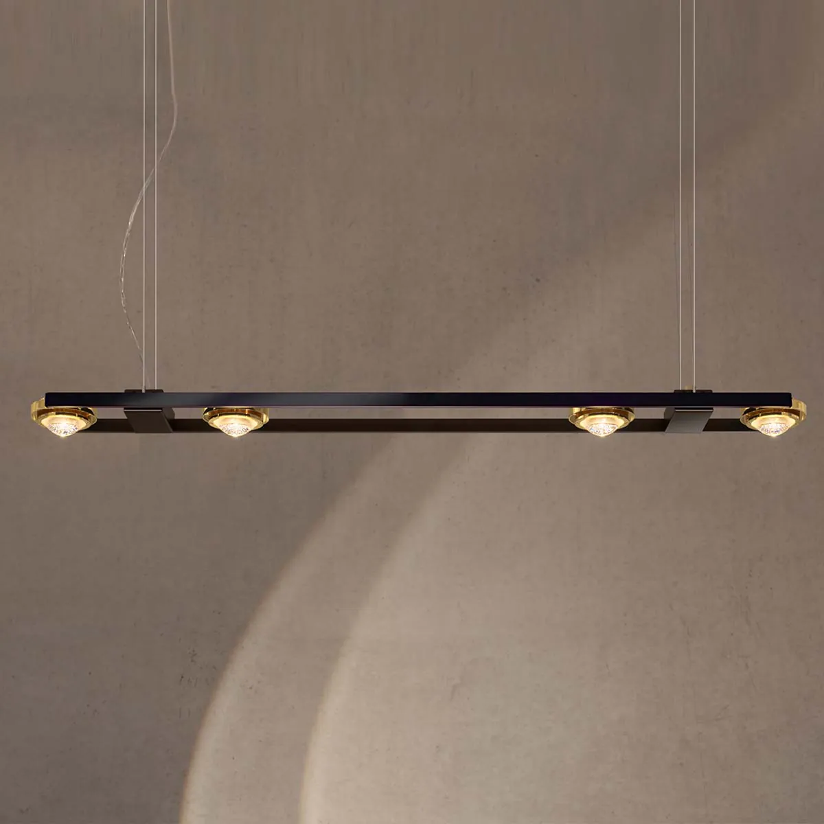 Moderne und längliche Pendelleuchte mit vier Linsen in der Farbe schwarz & gold