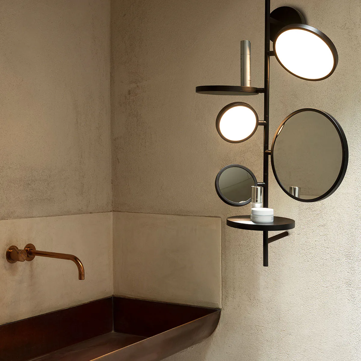 Tell me Stories Bad Wandleuchte mit Spiegel IP44 Schwarz – elegante Designerlampe des Herstellers DCW Editions für den Flur auch für Badezimmer geeignet