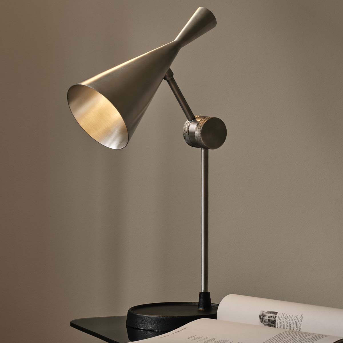 Tom Dixon Beat LED Tischleuchte, H: 53 cm, Schwarz Tom Dixon Unbeaten LED Tischleuchte, H: 53 cm, Aluminium