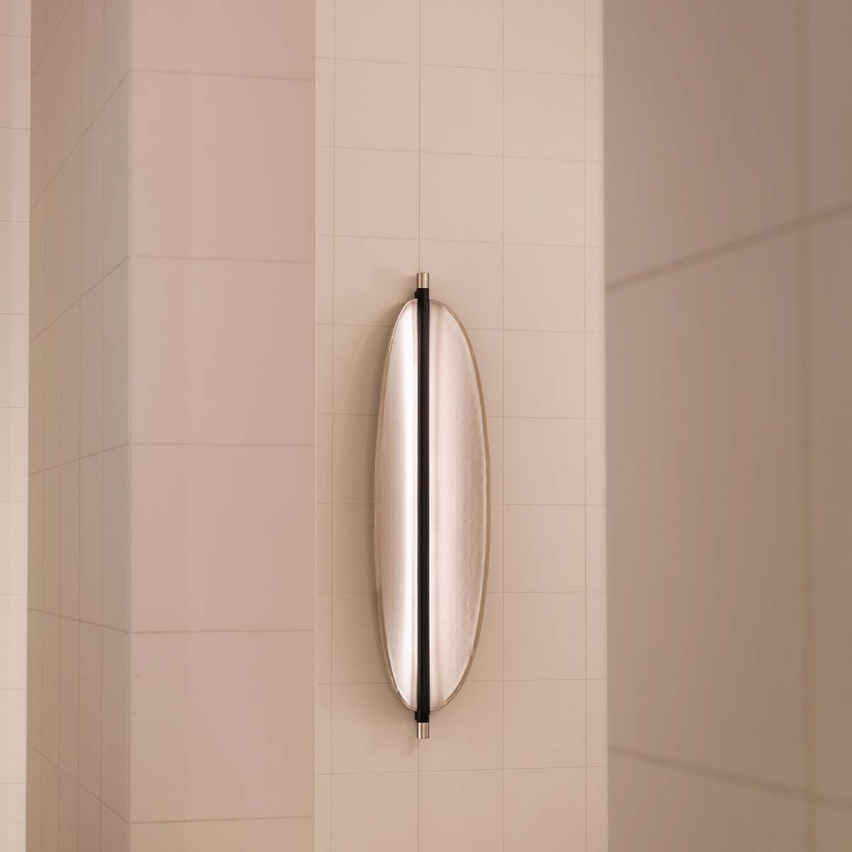 TOOY Thula 562.42 Wandleuchte, H: 67 cm, B: 25 cm, Sandschwarz / Nickel satiniert, Helle Eiche