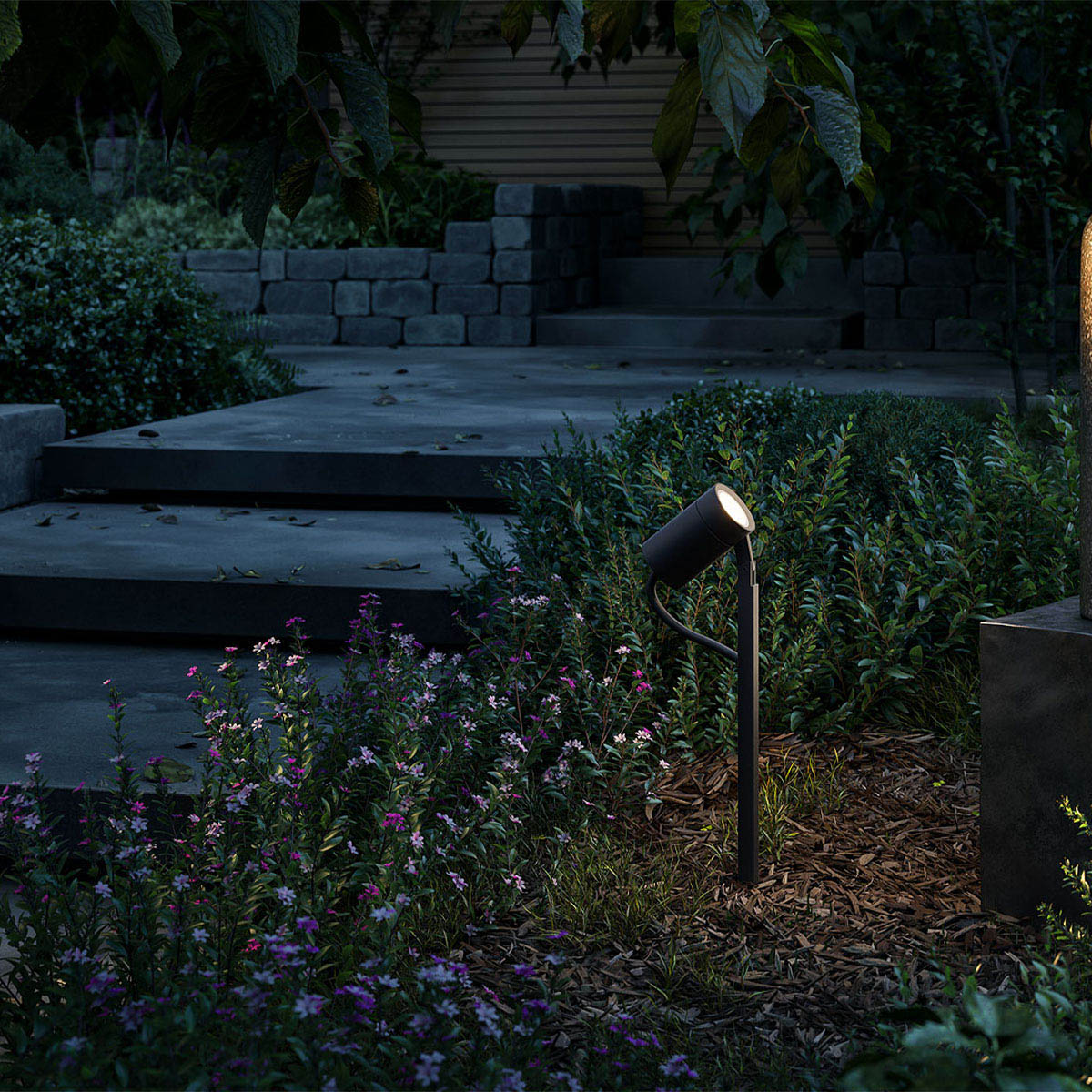 Kleine außen Erdspießleuchte mit Kabel in schwarz im Garten