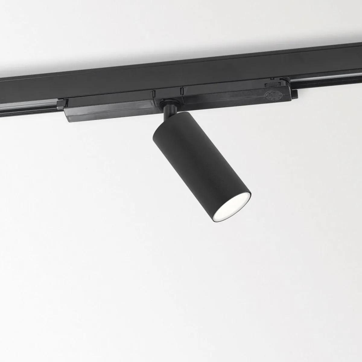 SPY 52 92720 ADM DIM5 Schienenstrahler, DALI dimmbar, Ø: 5,2 cm, Schwarz, Extra-Warmweiß 2700K, 20° SPY 52 93045 ADM DIM5 Schienenstrahler, DALI dimmbar, Ø: 5,2 cm, Schwarz, Warmweiß 3000K, 45°