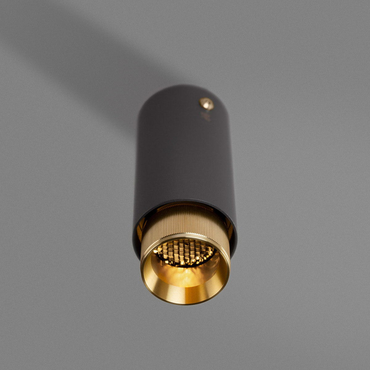 buster-punch-exhaust-surface-linear-graphite-brass-02 Buster + Punch Exhaust Surface Aufbaustrahler, Linear, Graphit, Messing