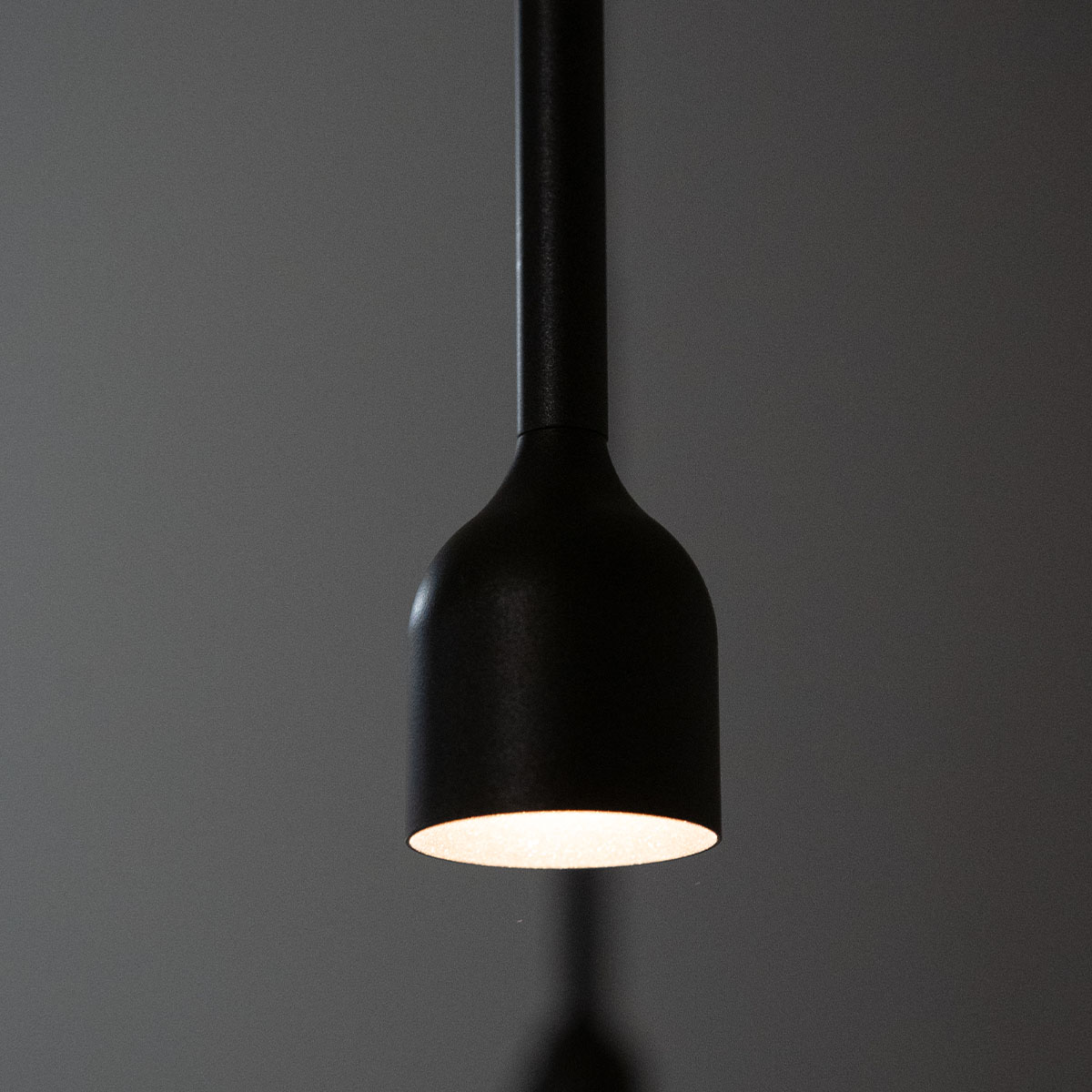 Penta Light Hail Pendelleuchte Ø: 3,4 cm Glaspendel – edles Glas in Schwarz matt, stilvolles Highlight, diffuse Beleuchtung, setzt Akzente in der Küche, ideal über Esstisch, Küche oder Wohnzimmer