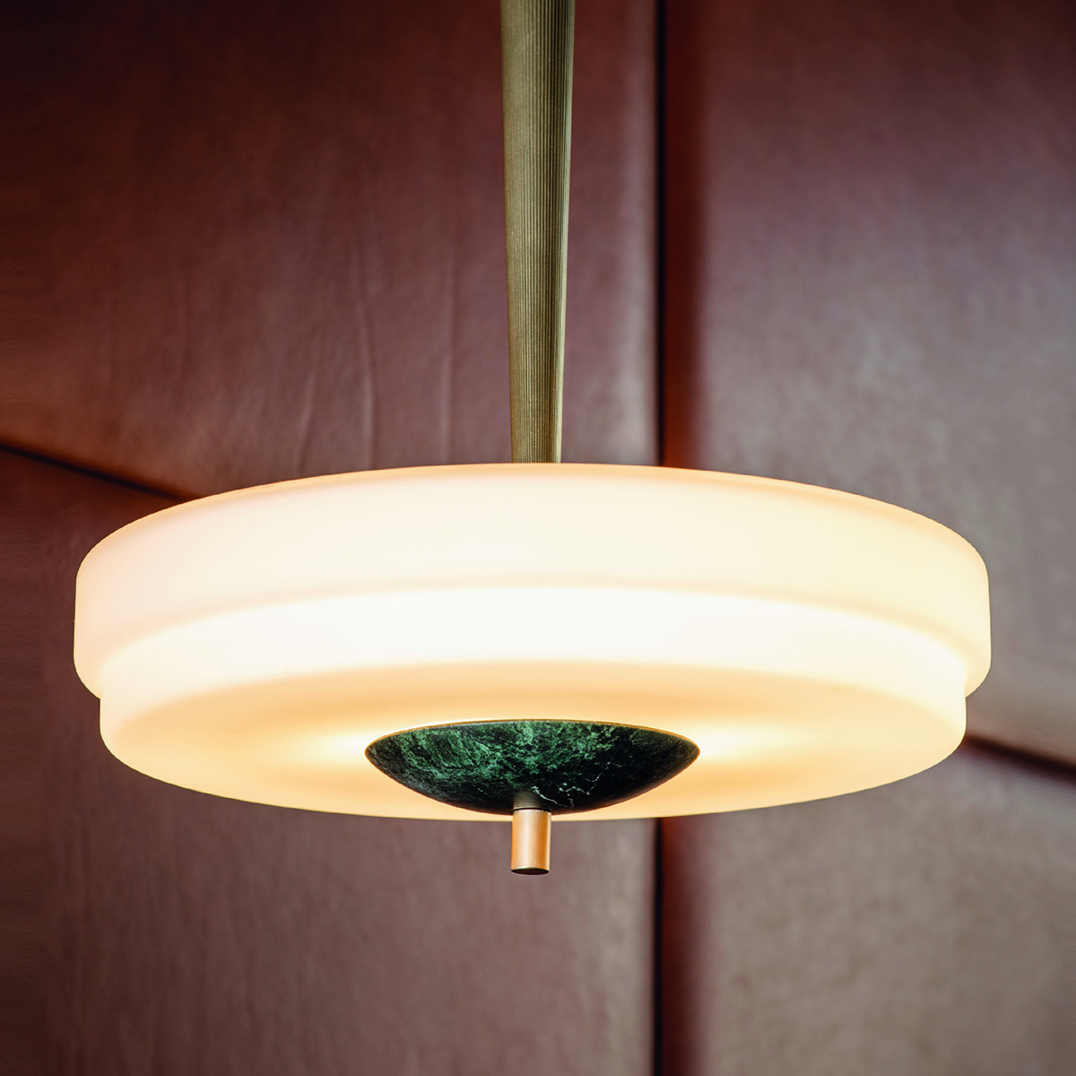 goldfarbene Oberfläche und Glas und Marmor Leuchte von Bert Frank – Trave Pendelleuchte, Ø: 30 cm, Weiß, Art Déco inspiriert, sanftes Licht