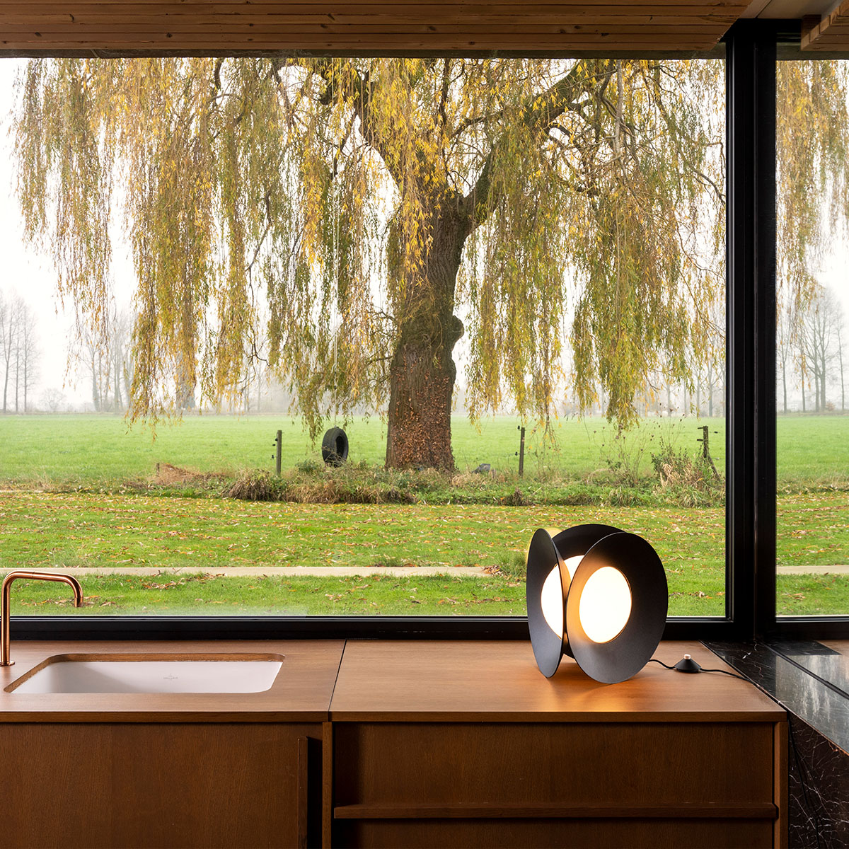 Armen Tischleuchte Dim to Warm, B: 31,2 cm, H: 31,2 cm in Schwarz – hochwertige Designerleuchte von DCW Editions für den Nachttisch
