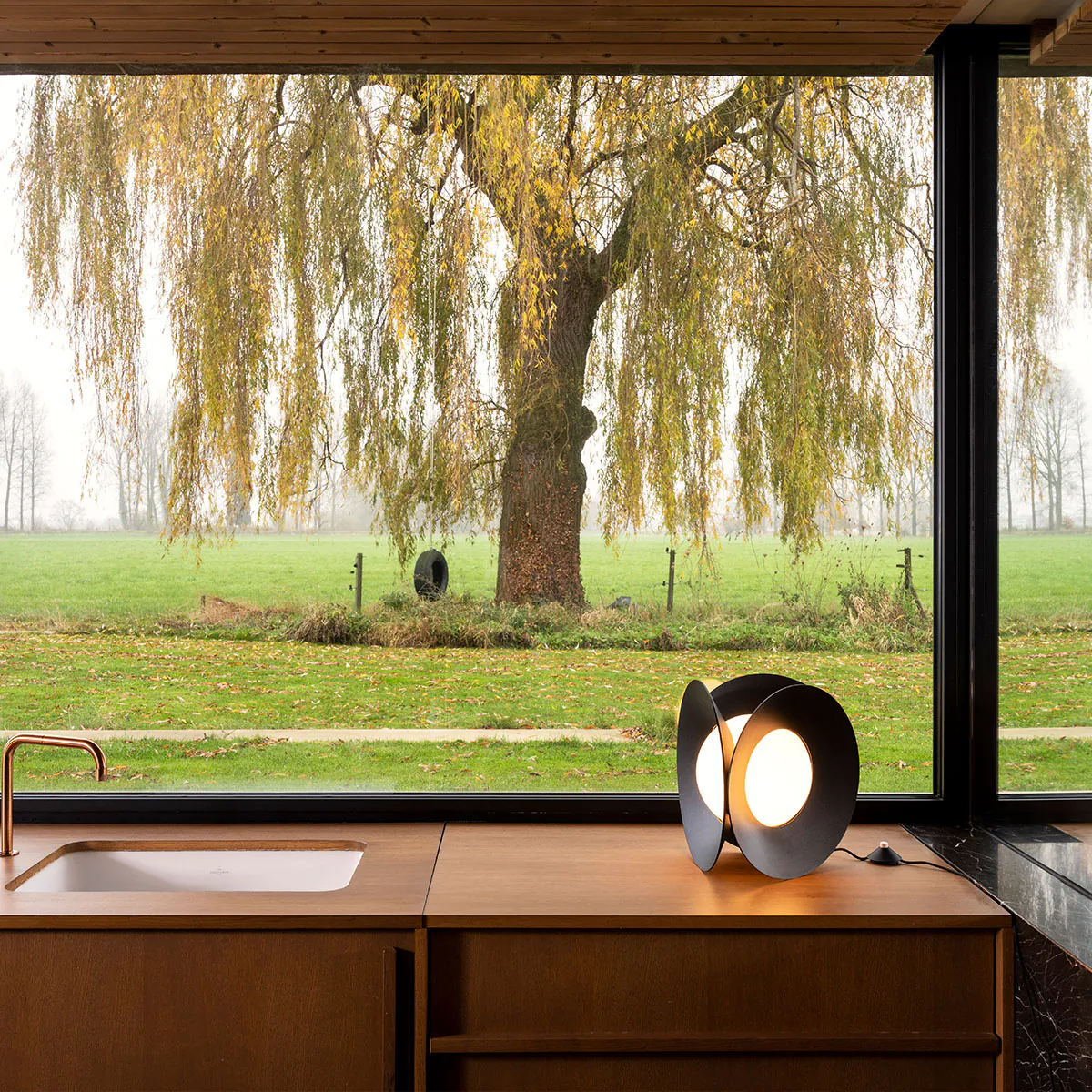 Armen Tischleuchte Dim to Warm, B: 31,2 cm, H: 31,2 cm in Schwarz – hochwertige Designerleuchte von DCW Editions für den Nachttisch